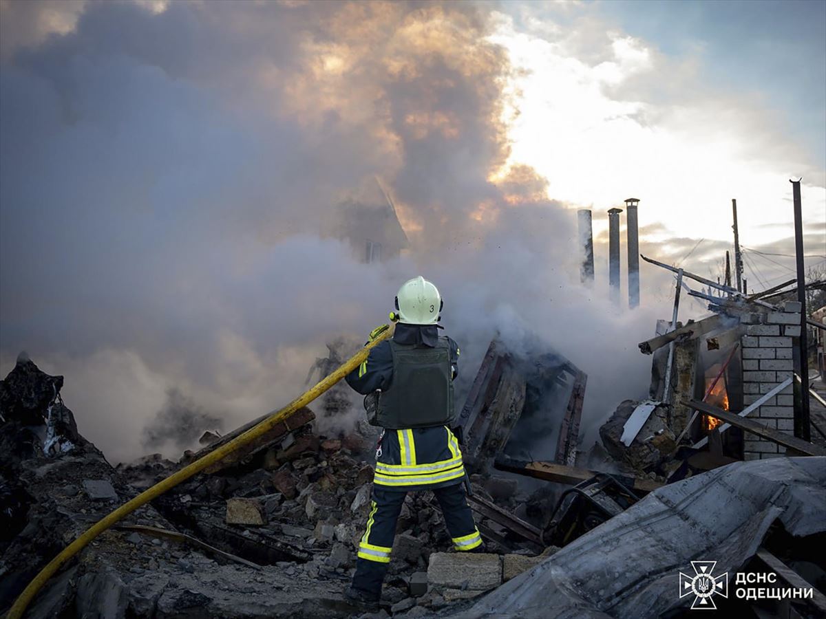 Errusiaren erasoek eragindako sutea itzaltzen dihardute suhiltzaileak. ARgazkia: EFE