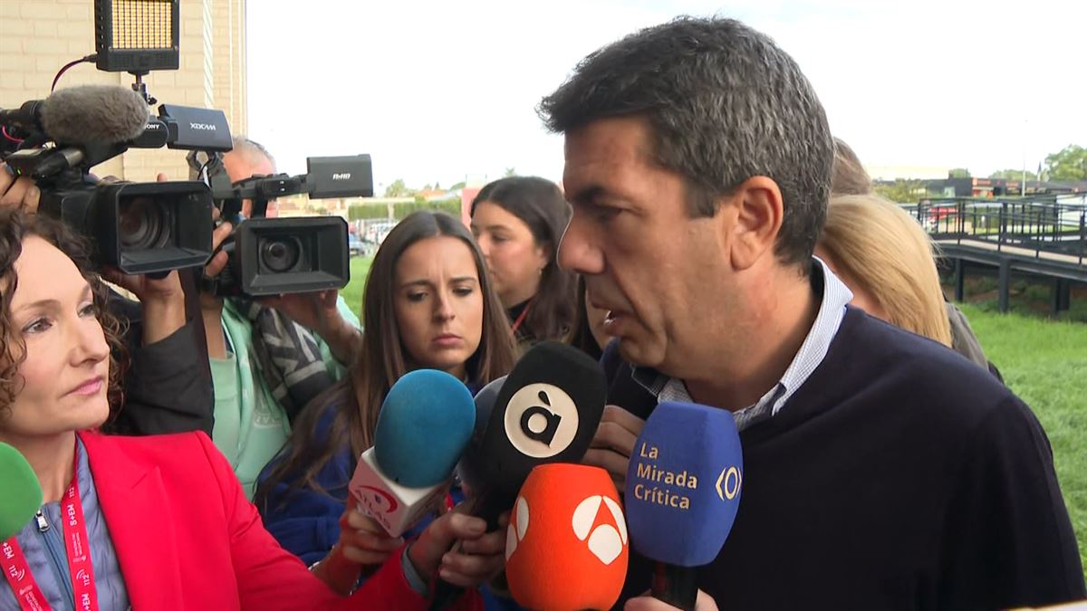 Mazón atiende a periodistas. 