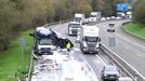 Retenciones en la AP-8 en Irun tras el accidente entre dos camiones y el posterior incendio de uno de ellos