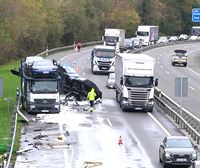 Retenciones en la AP-8 en Irun tras el accidente entre dos camiones y el posterior incendio de uno de ellos