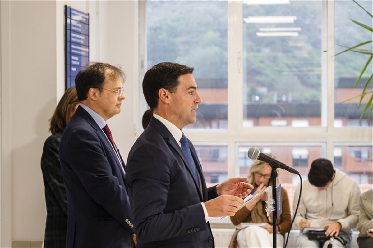 Imanol Pradales, hoy, durante su visita al centro de salud de Ortuella 