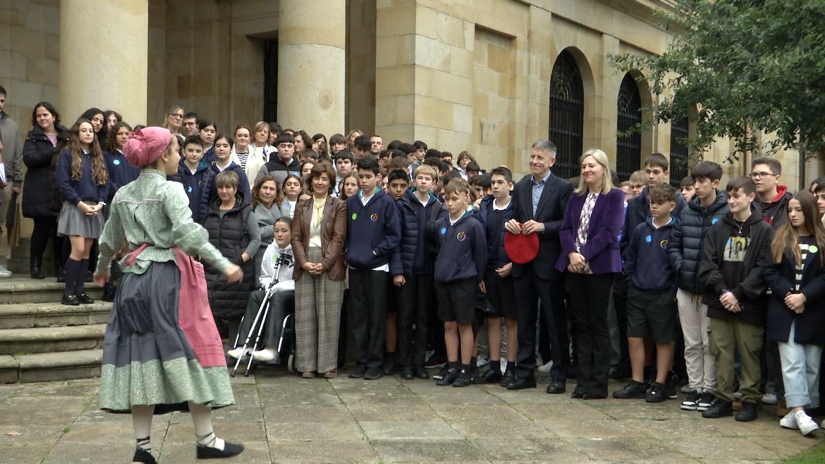 Un grupo de escolares ante el Árbol de Gernika