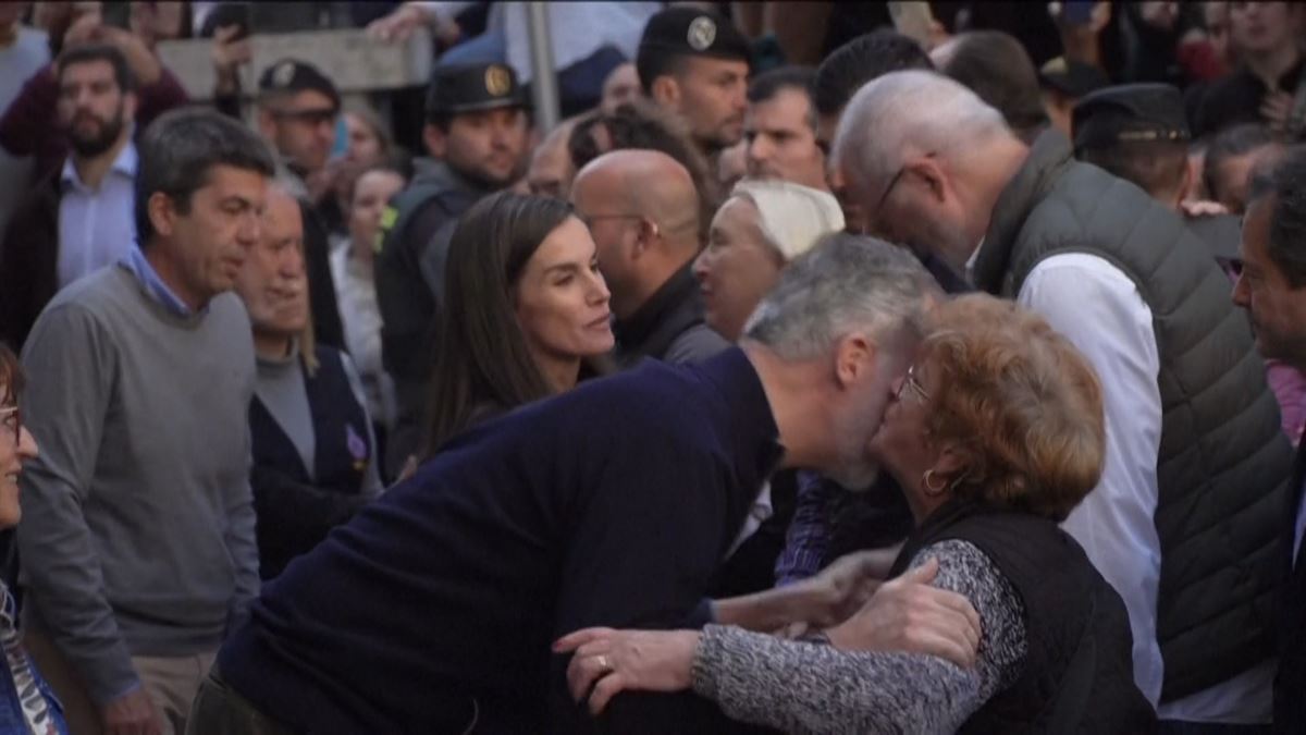 Espainiako erregeak eta Carlos Mazon Chivako herritarrekin