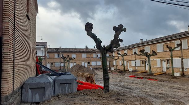 Labastida reurbaniza el entorno de las piscinas municipales 