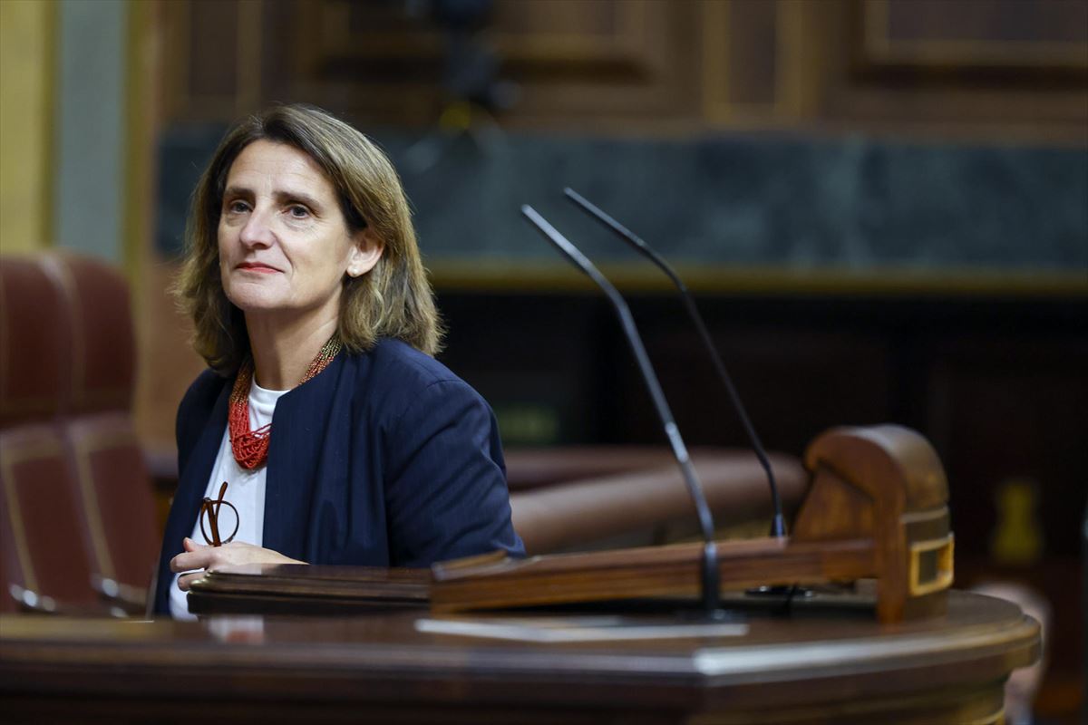 Teresa Ribera escucha los reproches del PP. 