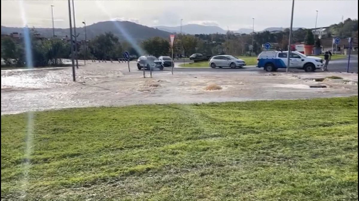 Rotura de una tubería de la red primaria de distribución el pasado sábado. Imagen: EITB