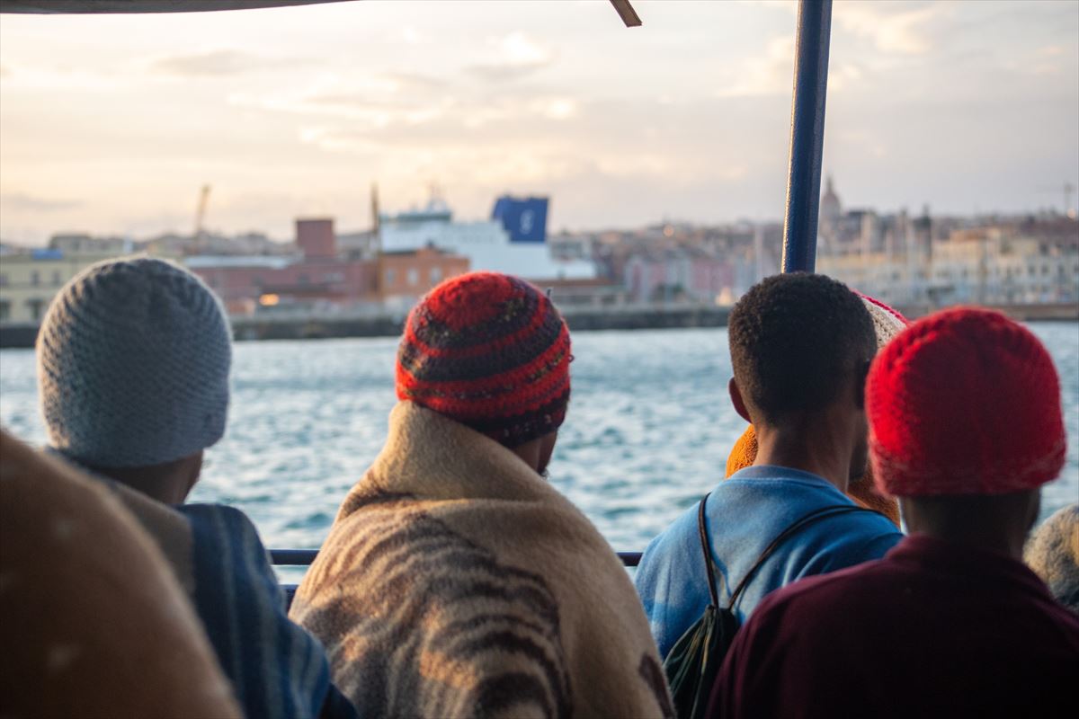 Las personas rescatadas a bordo del Aita Mari a su llegada a Catania (Sicilia, Italia).