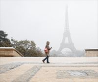 Vuelos cancelados y la torre Eiffel cerrada por el temporal de nieve en París