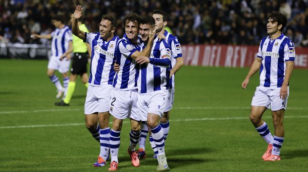 Jugadores de la Real celebrando un gol. Foto: EFE. 