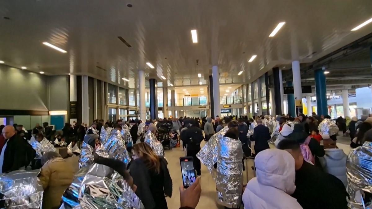 Aeropuerto de Gatwick, esta mañana. Imagen obtenida de un vídeo de Agencias.