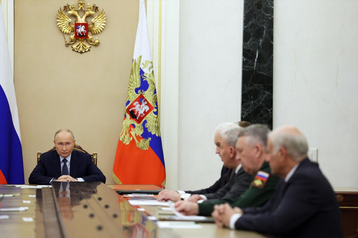 El presidente de Rusia, Vladímir Putin, en una reunión con la cúpula militar.