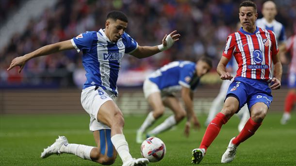 Abqar (Alaves) eta Azpilicueta (Atletico). Argazkia: EFE. 