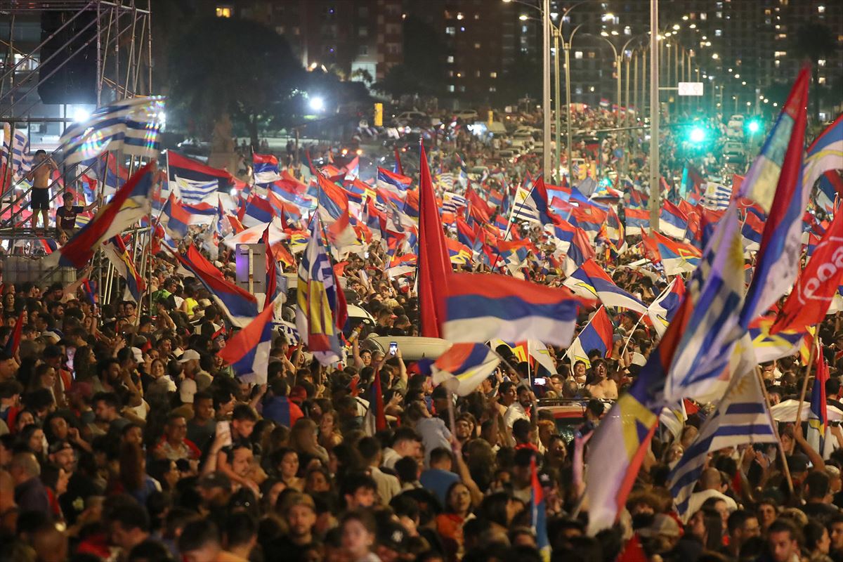 Gente celebrando la victoria del Frente Amplio en Montevideo. Foto: EFE