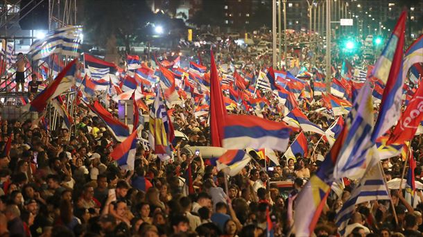 Herritarrak Fronte Zabalaren garaipena ospatzen, Montevideon. Argazkia: EFE