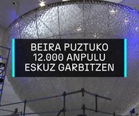 ''Un pedazo de cielo cristalizado'' Artium Museoko sarreran dagoen lan erraldoiaren garbiketari ekin diote