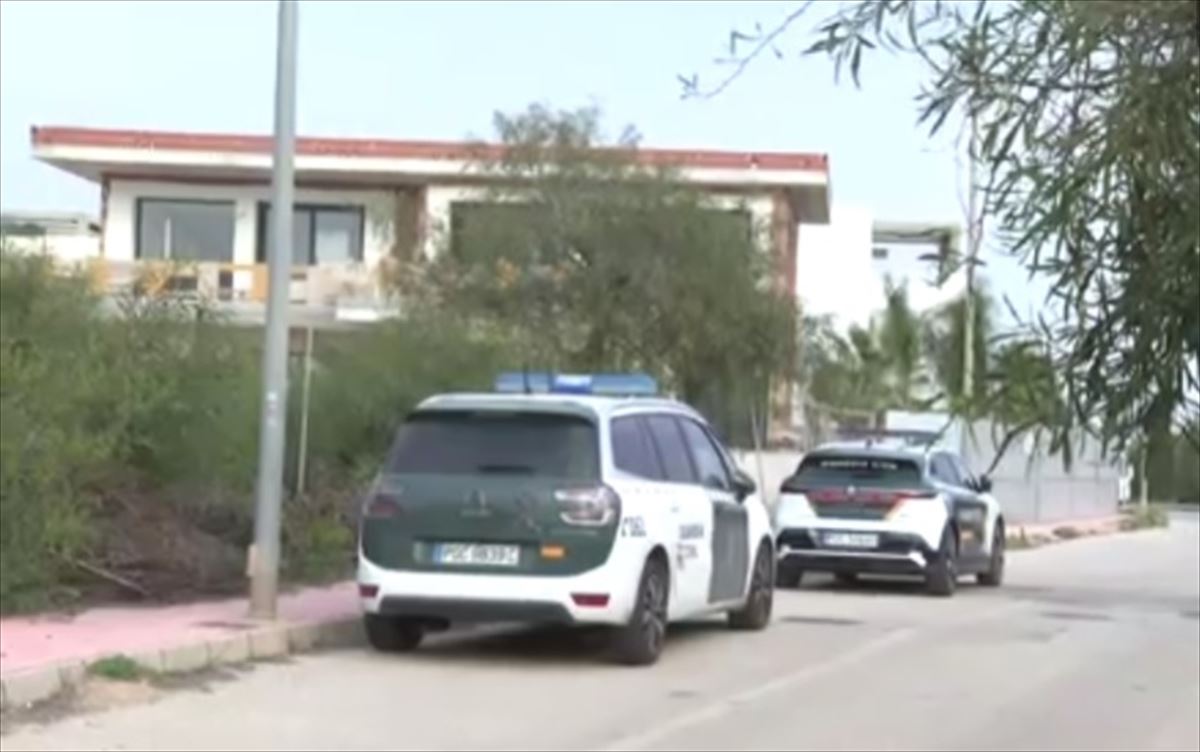 Dos patrullas de la Guardia Civil frente a la vivienda donde se ha producido el crimen.