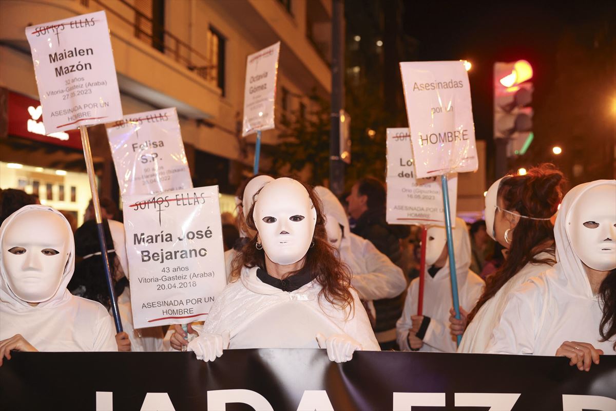 Manifestantes en Bilbao con caretas blancas. Foto: EFE