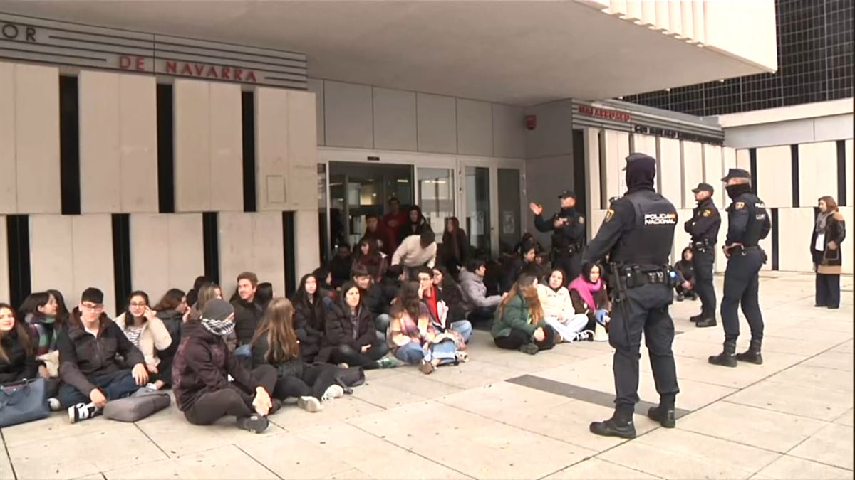 Carteles de protesta este martes en el Conservatorio de Música de Navarra. 