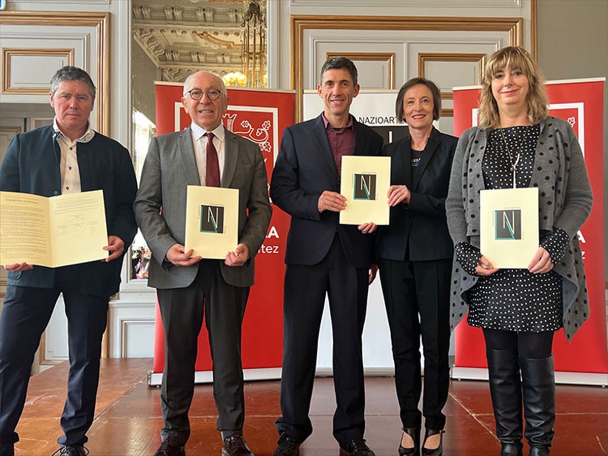 Aitor Aldasoro, Jean René Etchegaray, Claude Mehats, Ana Urkiza y Ana Ollo. Foto: Eusko Ikaskuntza