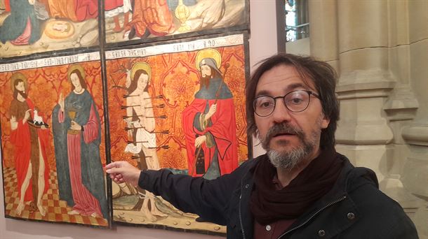 Fran Fonseca, técnico del Museo Diocesano de Arte Sacro, ante las tablas del templo de Tuesta