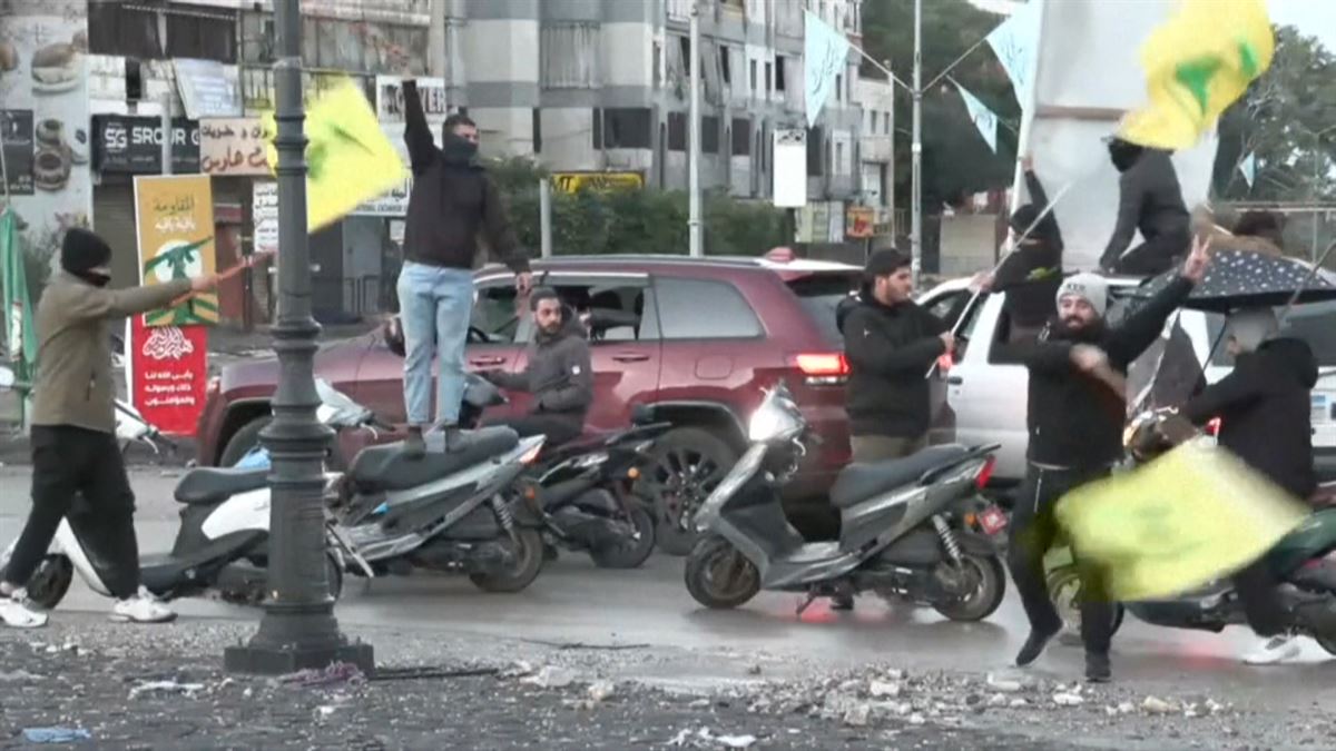 Un libanés desplazado celebra la entrada en vigor del alto el fuego. 