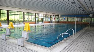 Oñatiko igerilekua eta aldagelak itxi dituzte, legionelaren bakterioa atzeman dute eta