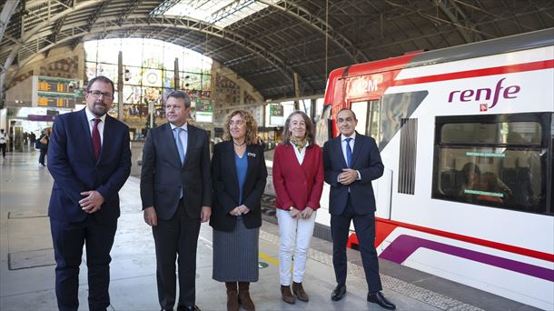 Ordezkari politikoak sinaduraren ostean, Abandoko geltokian (Bilbo). Argazkia: EFE