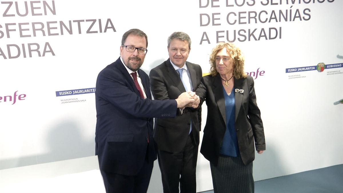 Firma del acuerdo en la estación de Abando (Bilbao). Foto: EFE