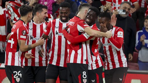 Adama Boiro recibe el abrazo de sus compañeros, tras marcar el 1-0. Foto: EFE. 