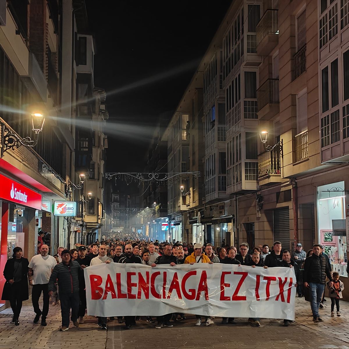 Multitudinaria manifestación en Zumaia (Gipuzkoa). Imagen: Euskadi Irratia