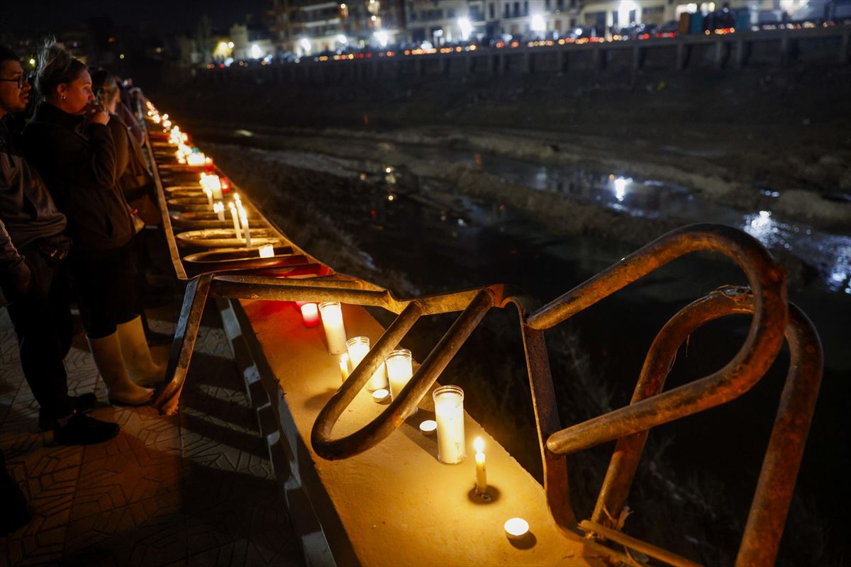 Asistentes al homenaje en el barranco del Poyo a los fallecidos por la DANA. Foto: EFE