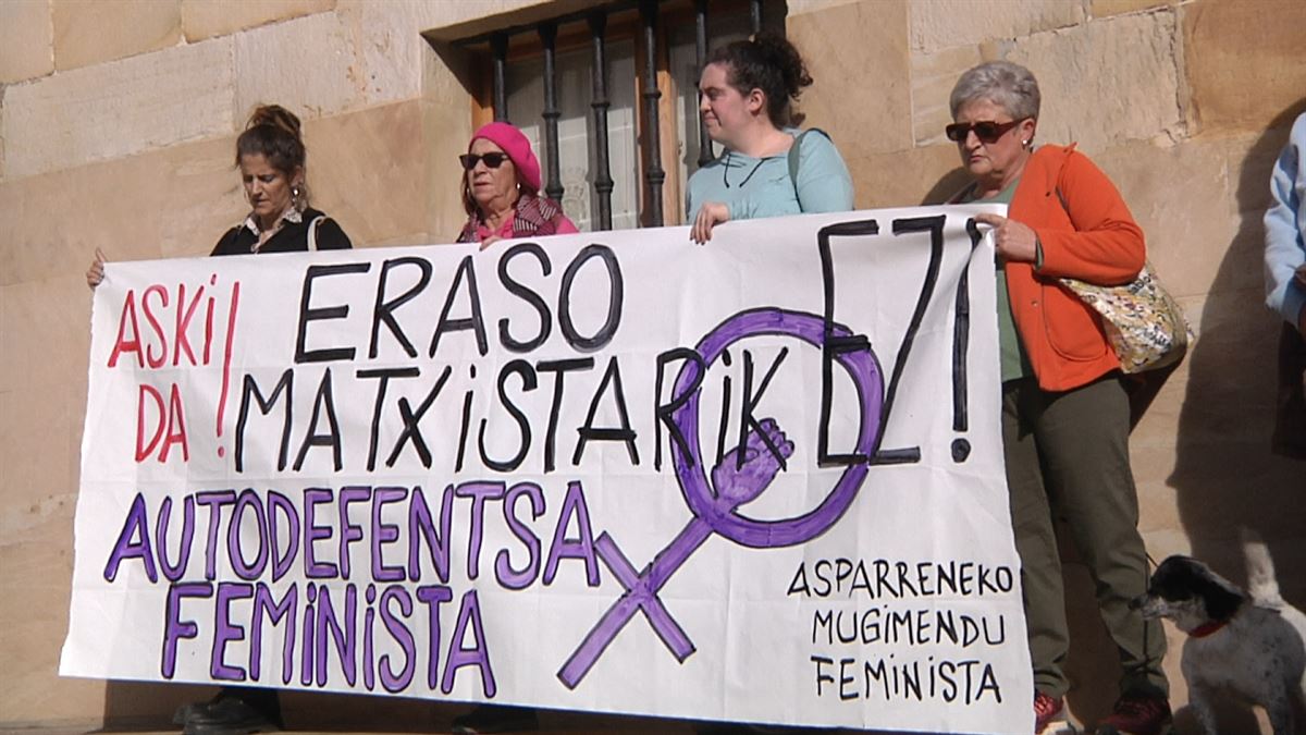 Mugimendu feministek protesta egin dute Araian, Agurainen gertatutako sexu erasoa salatzeko