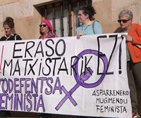 Mugimendu feministek protesta egin dute Araian, asteartean Agurainen gertatutako sexu erasoa salatzeko