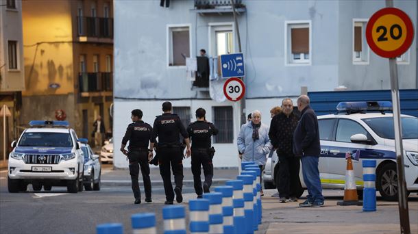 Hilketa izan zen tokia zaintzen aritu ziren Ertzainak arratsalde osoa. Argazkia: EFE