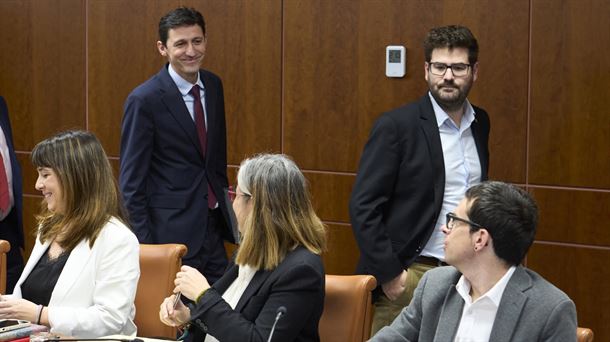 Representantes de EH Bildu y del Gobierno Vasco. Foto: EFE