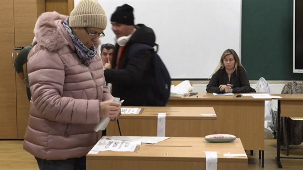 Emakume bat botoa ematen Errumanian. Argazkia: EITB MEDIA