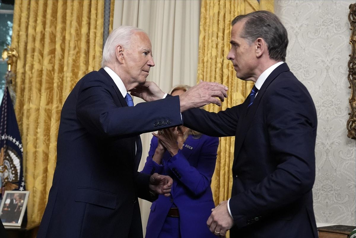 Joe Biden abraza a su hijo Hunter Biden