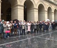 Concentración de repulsa frente al Palacio Foral, en Donostia, por el asesinato machista de Pasaia