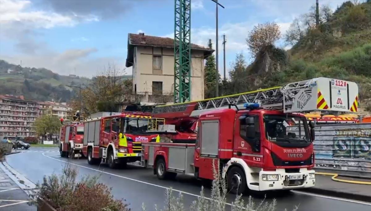 Dotaciones de bomberos frente a la vivienda afectada, esta mañana, en Tolosa (Gipuzkoa).