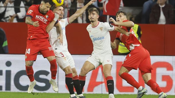 Rubén García pelea por un balón con varios jugadores del Sevilla. Foto: Efe.