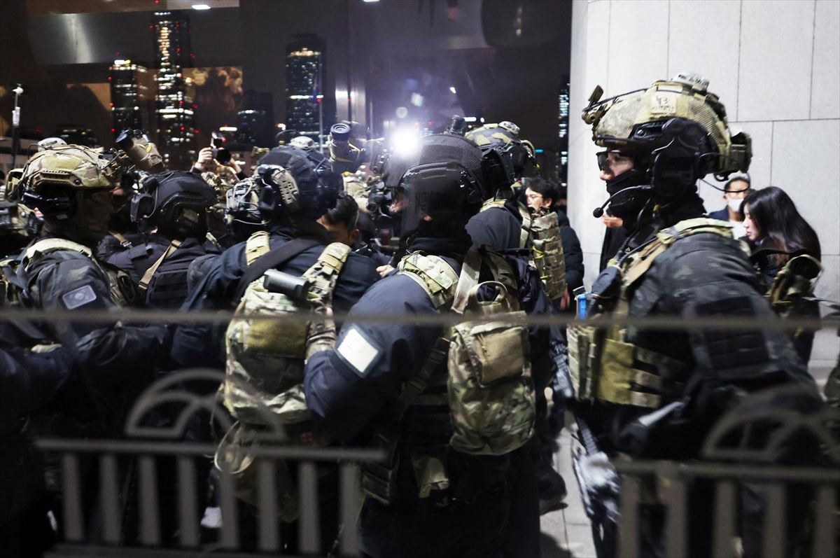 Bloqueo policial en la Asamblea Nacional surcreana. Foto: EFE