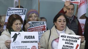 Donostian, Irunen eta Errenterian etxegabetze eskaerak dituzten 183 familiaren egoera larria salatu dute