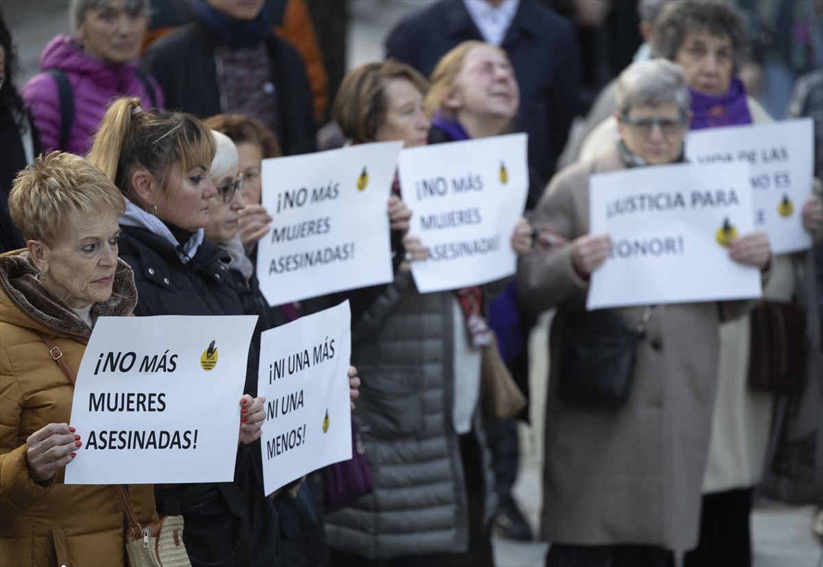 Concentración, ayer, en Pasaia, para denunciar el asesinato de Leonor. Foto: EFE