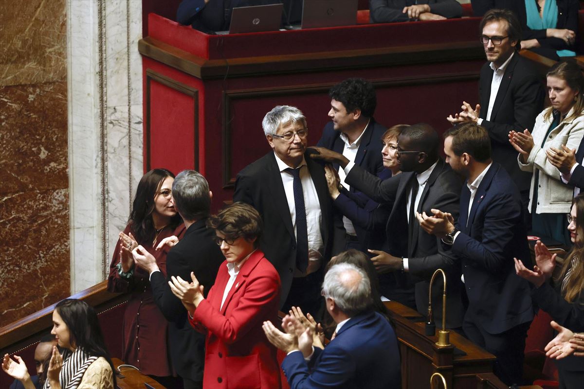 Eric Coquerel, miembro de La Francia Insumisa, regresa a su escaño entre aplausos. Foto: EFE