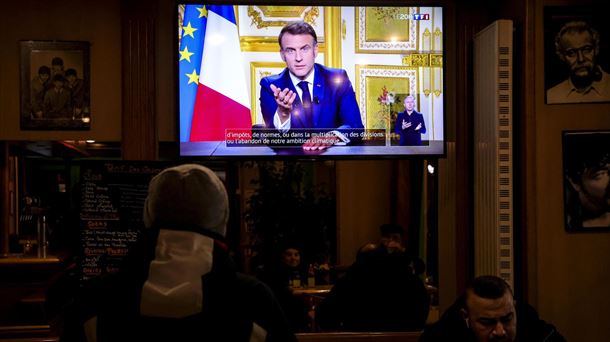 Macronen hitzaldia, Pariseko kafetegi bateko telebistan. Argazkia: EFE