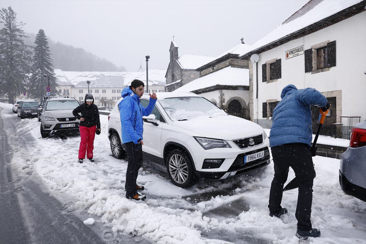 Algunos visitantes en Orreaga-Roncesvalles. Foto: EFE