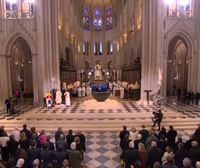 Notre Dame katedral berriztatutako lehen meza ospatu dute