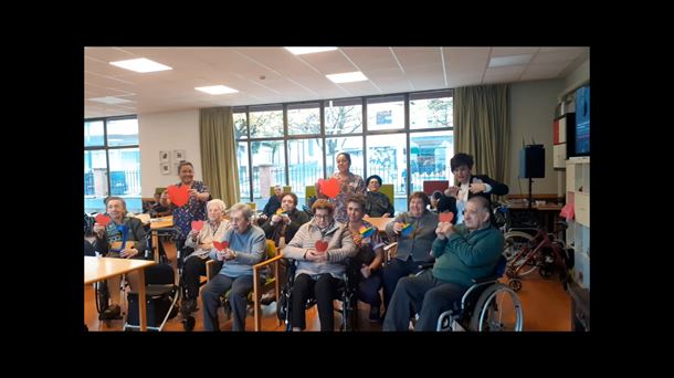 Personas que viven y trabajan en la residencia San Martín unen sus corazones a EITB Maratoia