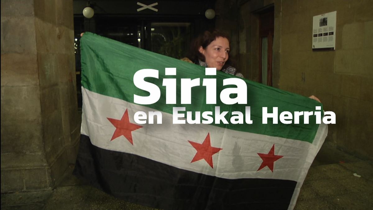 Ruba Hassan ha vuelto a sacar la bandera que representa la libertad en Siria