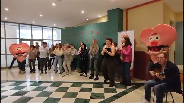 Eibarko Udal Euskaltegiko ikasle eta irakasleek gogotsu hartu dute parte EITB Maratoiaren erronkan